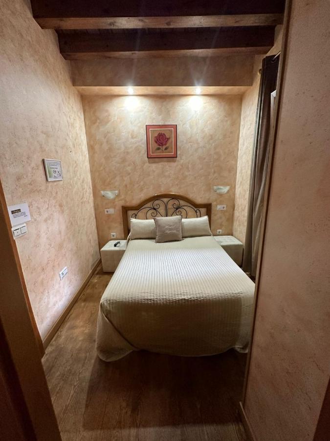 Hostal Segovia Adults Only Bagian luar foto